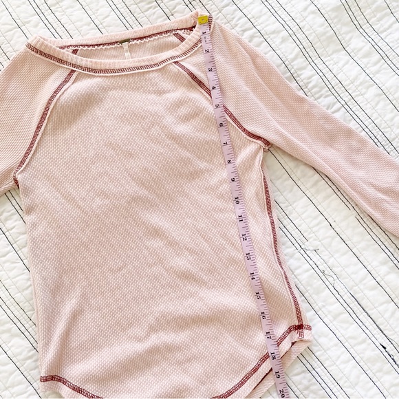 Free People She's Reversible Waffle Knit Nordic Cuff Top in Dreamt Kiss Pink XS - Picture 13 of 14